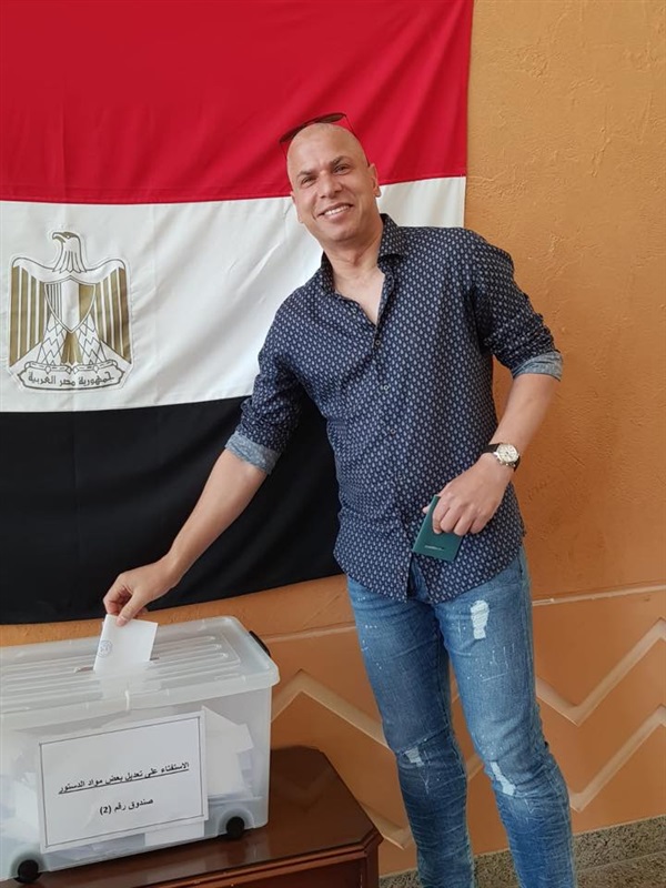 صور | وائل جمعة يدلي بصوته في استفتاء التعديلات الدستورية بقطر 