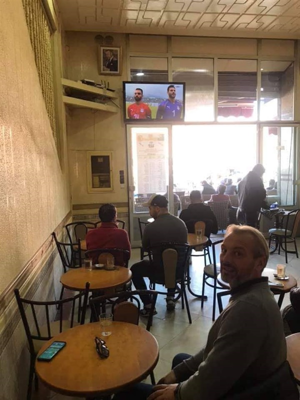 شاهد| في مقهى مغربي.. ديسابر يتابع مباراة مصر وجزر القمر