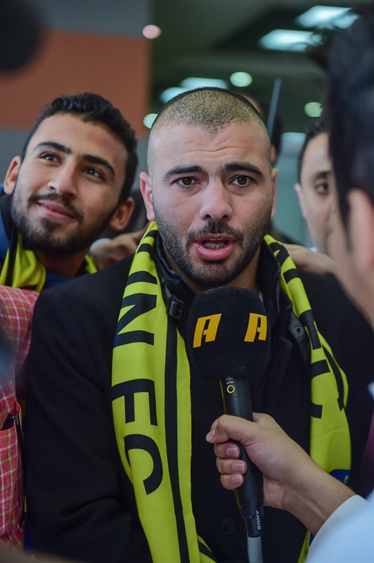 شاهد..متعب في التعاون..استقبال اسطوري والورود والجماهير تستقبل "العمدة"