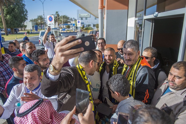 شاهد..متعب في التعاون..استقبال اسطوري والورود والجماهير تستقبل "العمدة"
