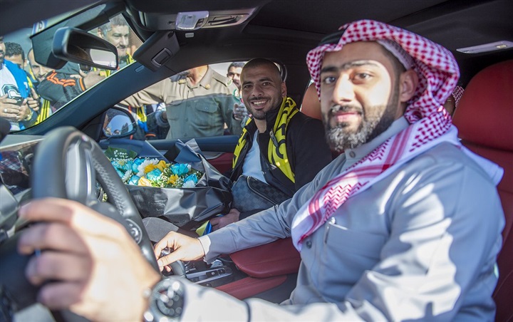 شاهد..متعب في التعاون..استقبال اسطوري والورود والجماهير تستقبل "العمدة"