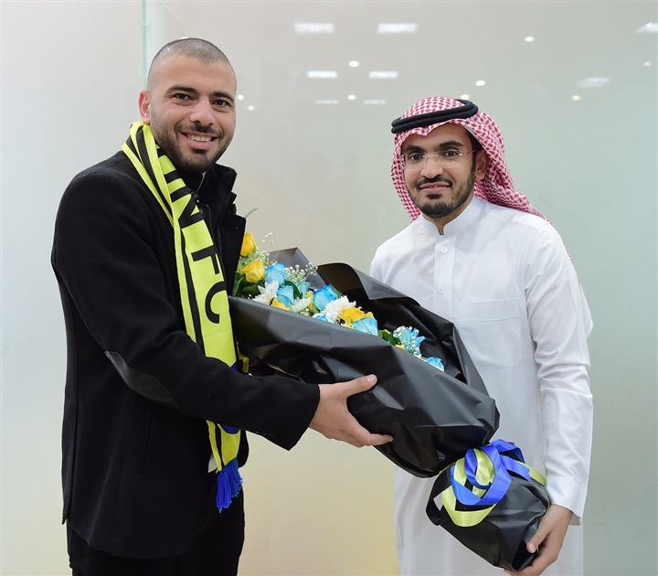 شاهد..متعب في التعاون..استقبال اسطوري والورود والجماهير تستقبل "العمدة"