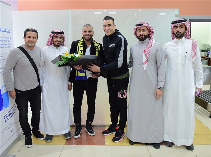 شاهد..متعب في التعاون..استقبال اسطوري والورود والجماهير تستقبل "العمدة"