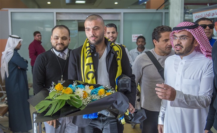 شاهد..متعب في التعاون..استقبال اسطوري والورود والجماهير تستقبل "العمدة"