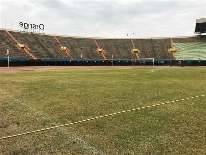 بالصور .. مسئولو المقاصة يشكون صلابة ارض ستاد الصداقة في داكار