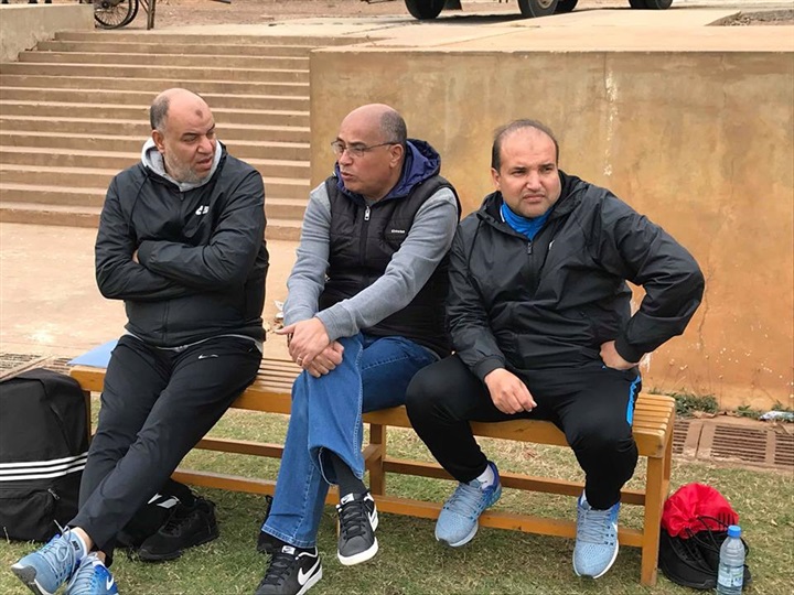 بالصور .. مسئولو المقاصة يشكون صلابة ارض ستاد الصداقة في داكار