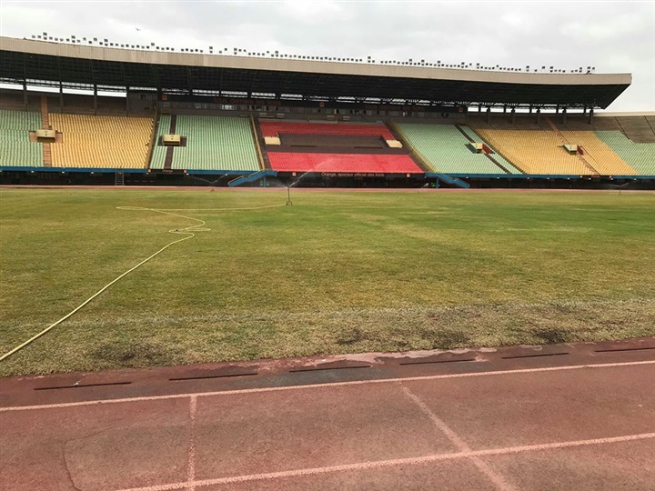 بالصور .. مسئولو المقاصة يشكون صلابة ارض ستاد الصداقة في داكار