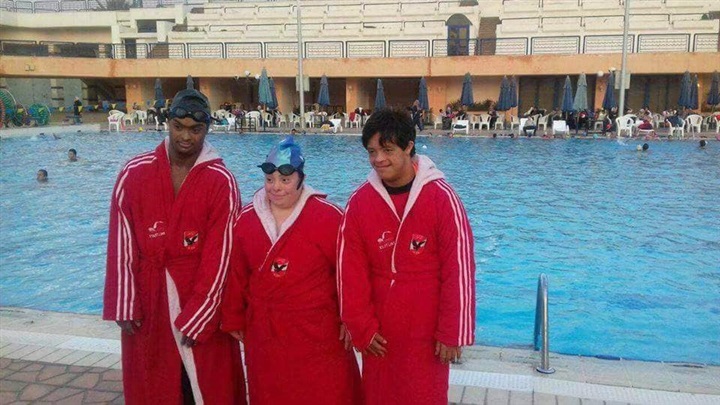 بيبو أسطورة الكرة الافريقية والعربية يدعم سباحى الاهلى قبل المشاركة فى الألعاب الاقليمية بأبوظبى 2018