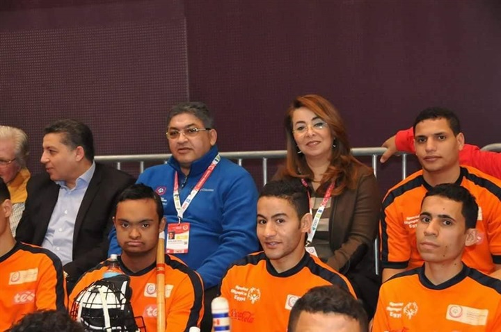 بيبو أسطورة الكرة الافريقية والعربية يدعم سباحى الاهلى قبل المشاركة فى الألعاب الاقليمية بأبوظبى 2018