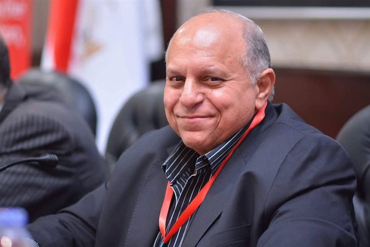 بيبو أسطورة الكرة الافريقية والعربية يدعم سباحى الاهلى قبل المشاركة فى الألعاب الاقليمية بأبوظبى 2018