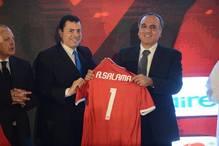 بالصور..الأهرام تمنح وكيل شركة ملابس الأهلي درع التميز في عام 2017