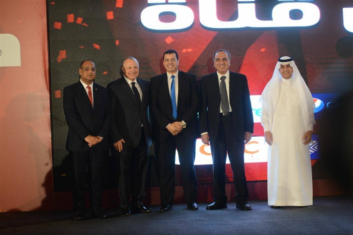 بالصور..الأهرام تمنح وكيل شركة ملابس الأهلي درع التميز في عام 2017