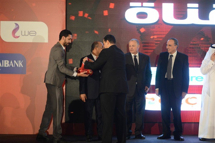 بالصور..الأهرام تمنح وكيل شركة ملابس الأهلي درع التميز في عام 2017