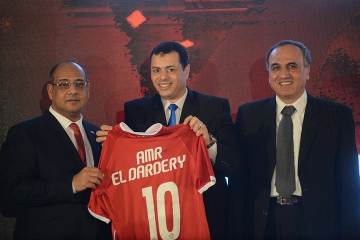 بالصور..الأهرام تمنح وكيل شركة ملابس الأهلي درع التميز في عام 2017