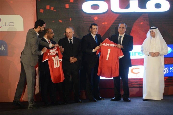 بالصور..الأهرام تمنح وكيل شركة ملابس الأهلي درع التميز في عام 2017