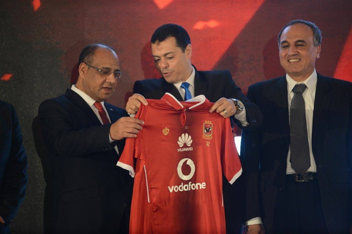 بالصور..الأهرام تمنح وكيل شركة ملابس الأهلي درع التميز في عام 2017