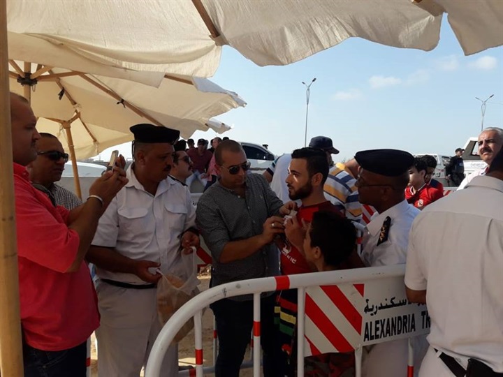 شاهد| تفتيش ذاتي لجماهير الاهلي قبل مواجهة تاونشيب