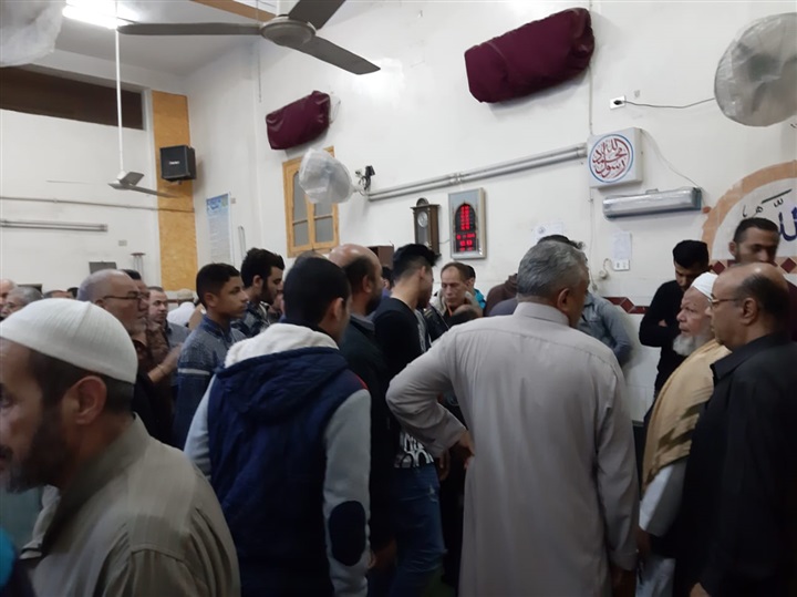 بالصور | لاعب بيراميدز يصل جنازة والده 