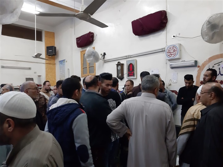 بالصور | لاعب بيراميدز يصل جنازة والده 