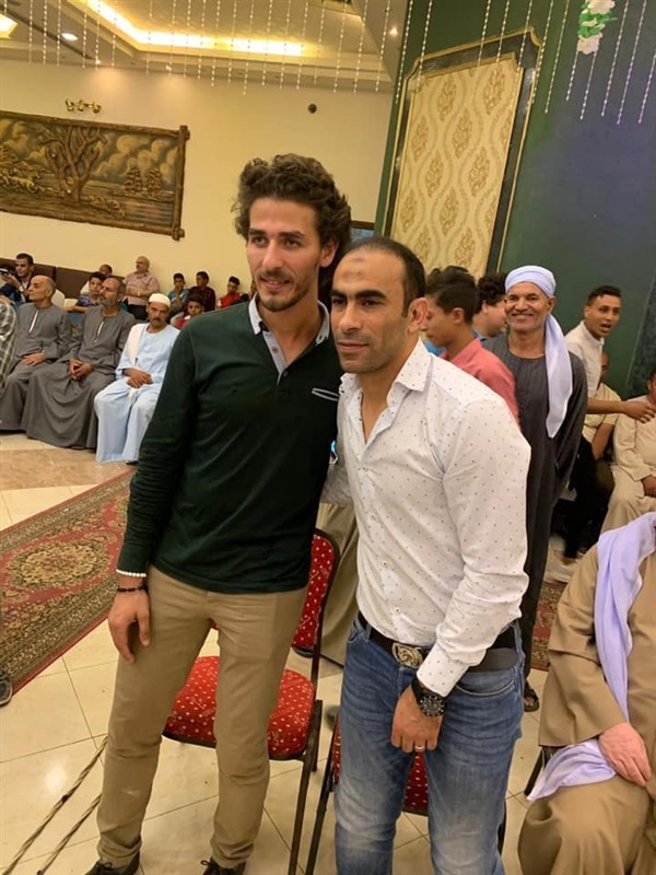 فيديو وصور| سيد عبدالحفيظ يتحدي رئيس الزمالك بحضور فرح بعائلته في الفيوم 