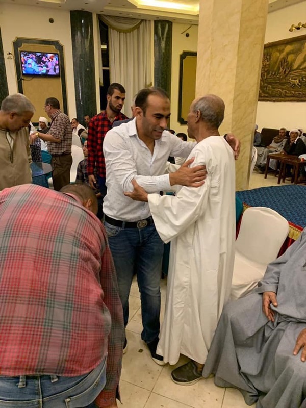 فيديو وصور| سيد عبدالحفيظ يتحدي رئيس الزمالك بحضور فرح بعائلته في الفيوم 