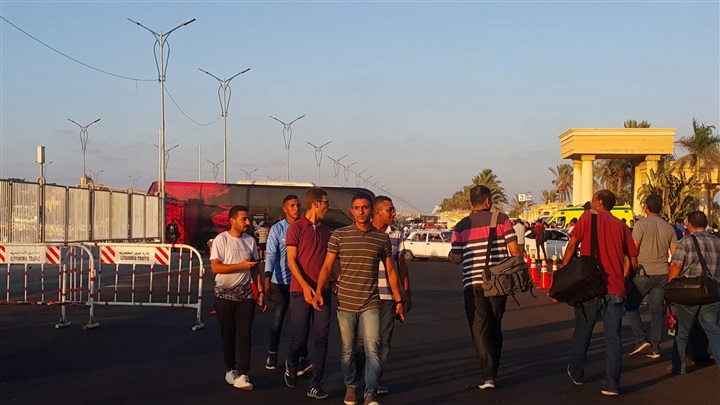 صور| حافلة الأهلي تصل ملعب برج العرب 