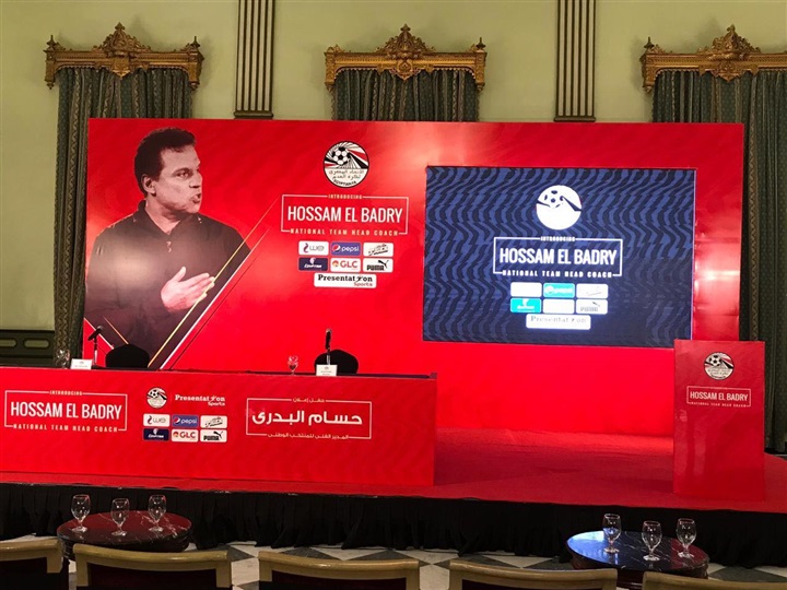 شاهد التجهيزات الأخيرة للمؤتمر الصحفي لمدرب المنتخب الجديد