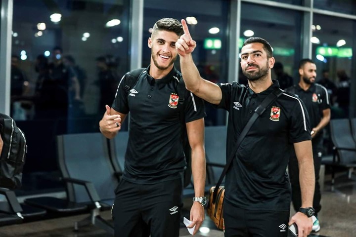 صور| لاعبو الأهلي يصلون أسوان