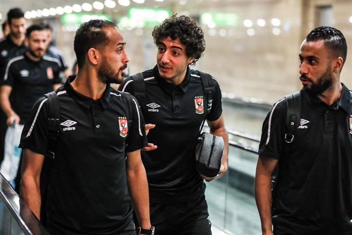 صور| لاعبو الأهلي يصلون أسوان