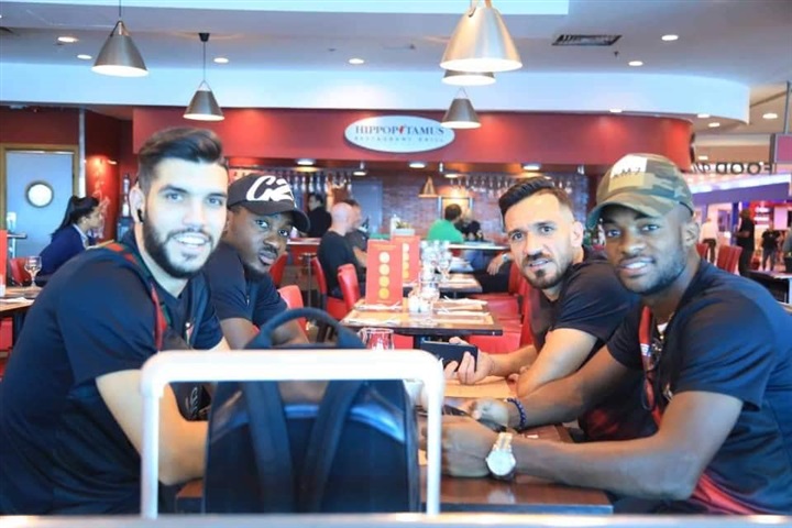 صور| لاعبو الأهلي في مطار القاهرة قبل السفر للإمارات