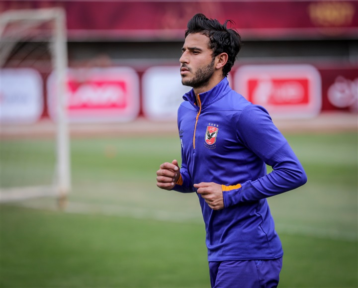 شاهد| حمدي فتحي يغارد معسكر المنتخب الوطني على كرسي متحرك 