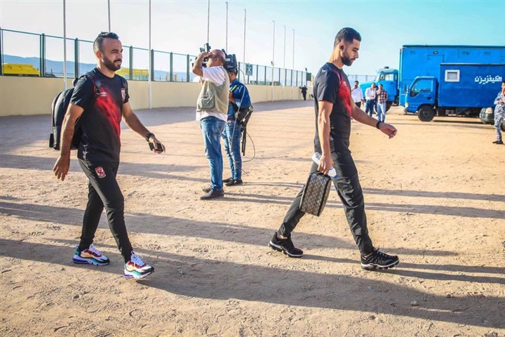 صور| لاعبو الأهلي يصلون ستاد الجونة