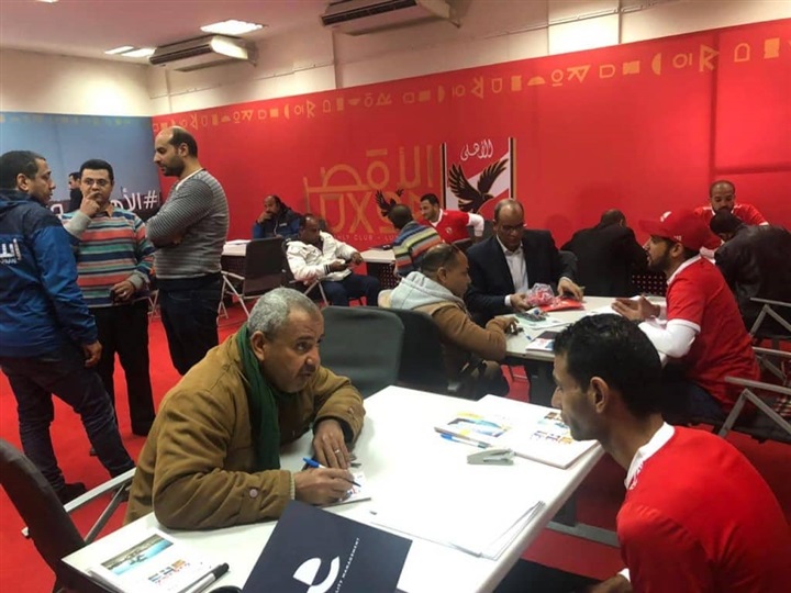 صور| إقبال كثيف للحصول على عضوية فرع الأهلي بالأقصر