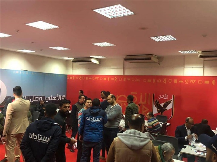 صور| إقبال كثيف للحصول على عضوية فرع الأهلي بالأقصر