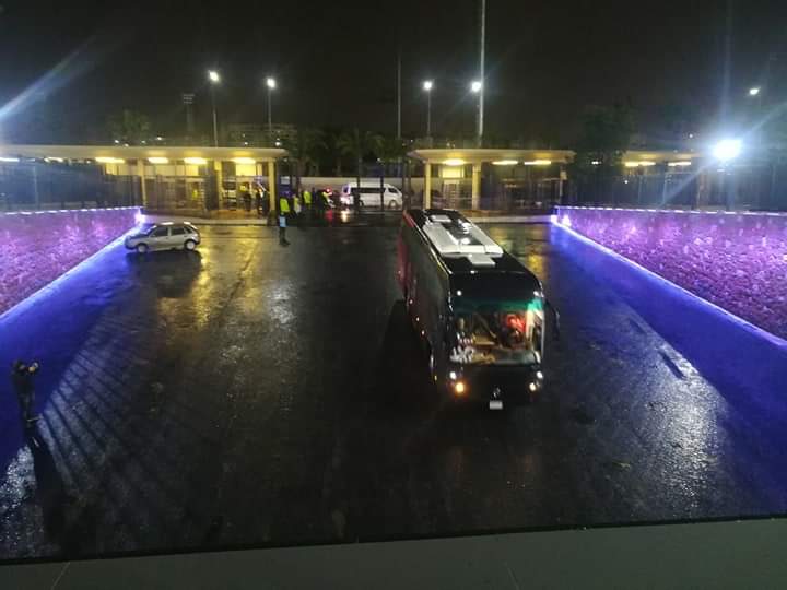 صور.. لاعبو الأهلي يصلون استاد القاهرة