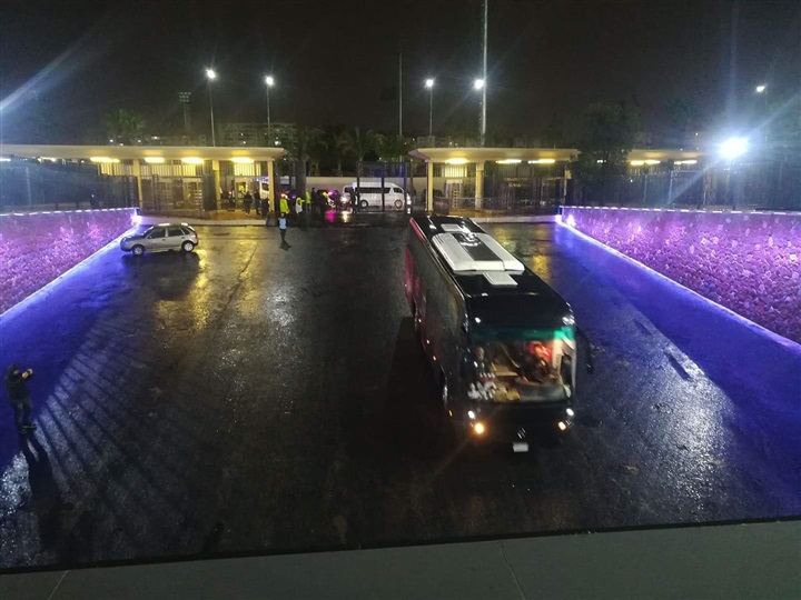 صور.. لاعبو الأهلي يصلون استاد القاهرة