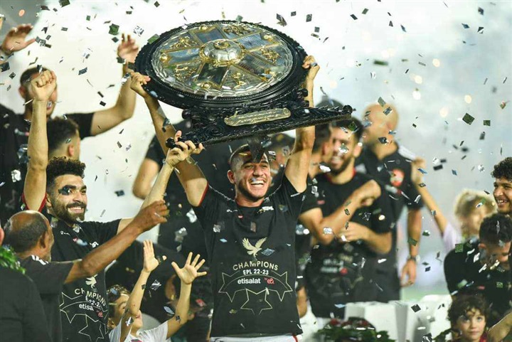 ملوك اللعبة.. شاهد احتفالات جنونية من لاعبي الأهلي لحظة التتويج بالدوري للمرة 43