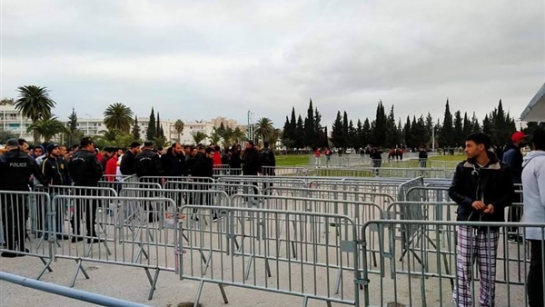 توافد الجماهير لشراء