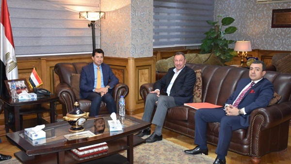 الخطيب مع وزير الشباب