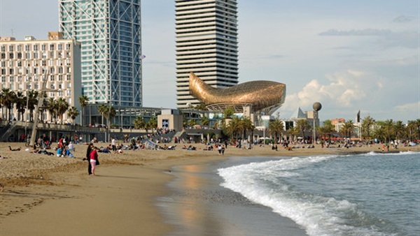 أحد شواطئ مدينة برشلونة