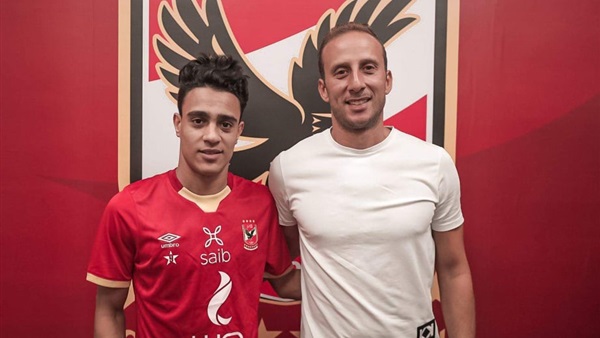 مصطفي البدري يوقع