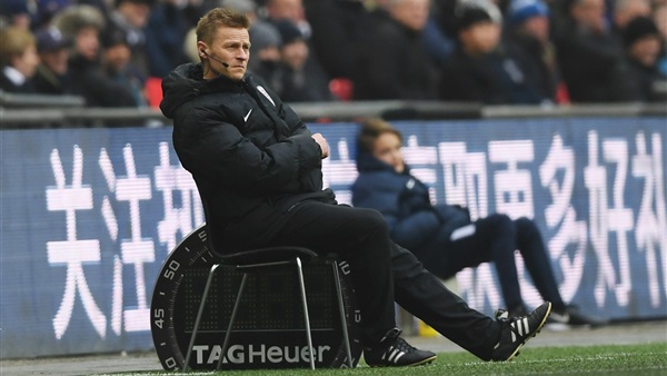 مايك دين حكم المباراة