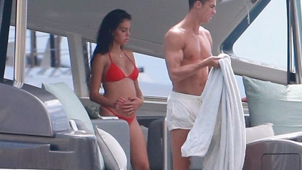 رونالدوو صديقته