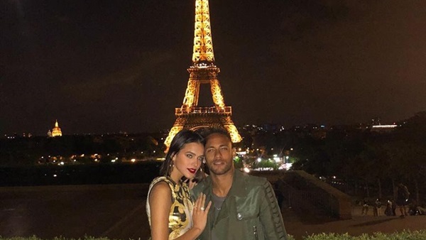 نيمار مع صديقته عند