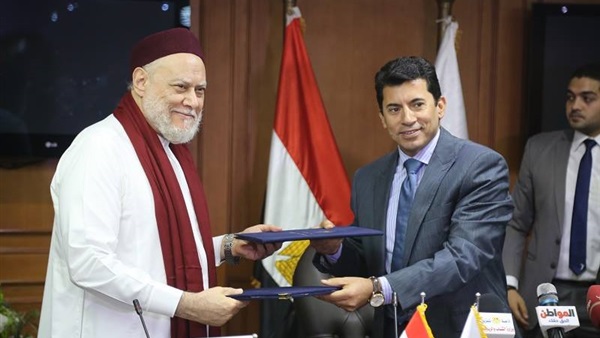 وزير الرياضة مع الشيخ