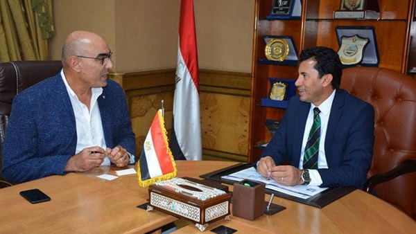 وزير الرياضة مع رئيس