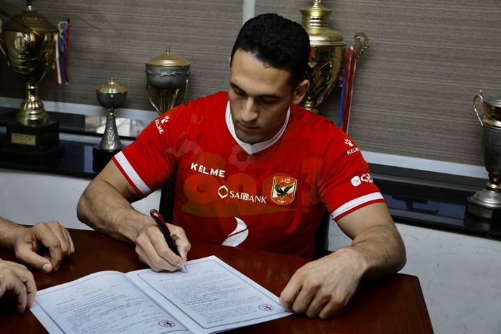 صور.. ظهير أيمن يوقع