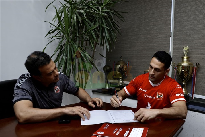 صور.. ظهير أيمن يوقع