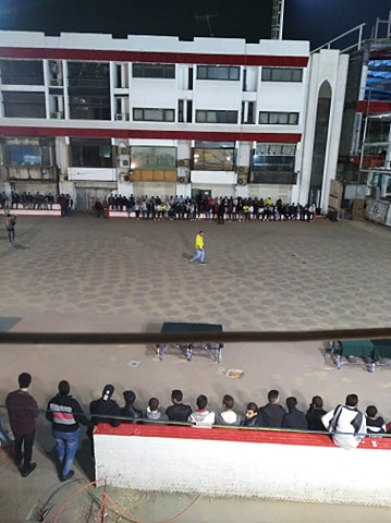 صور.. معاناة جماهير